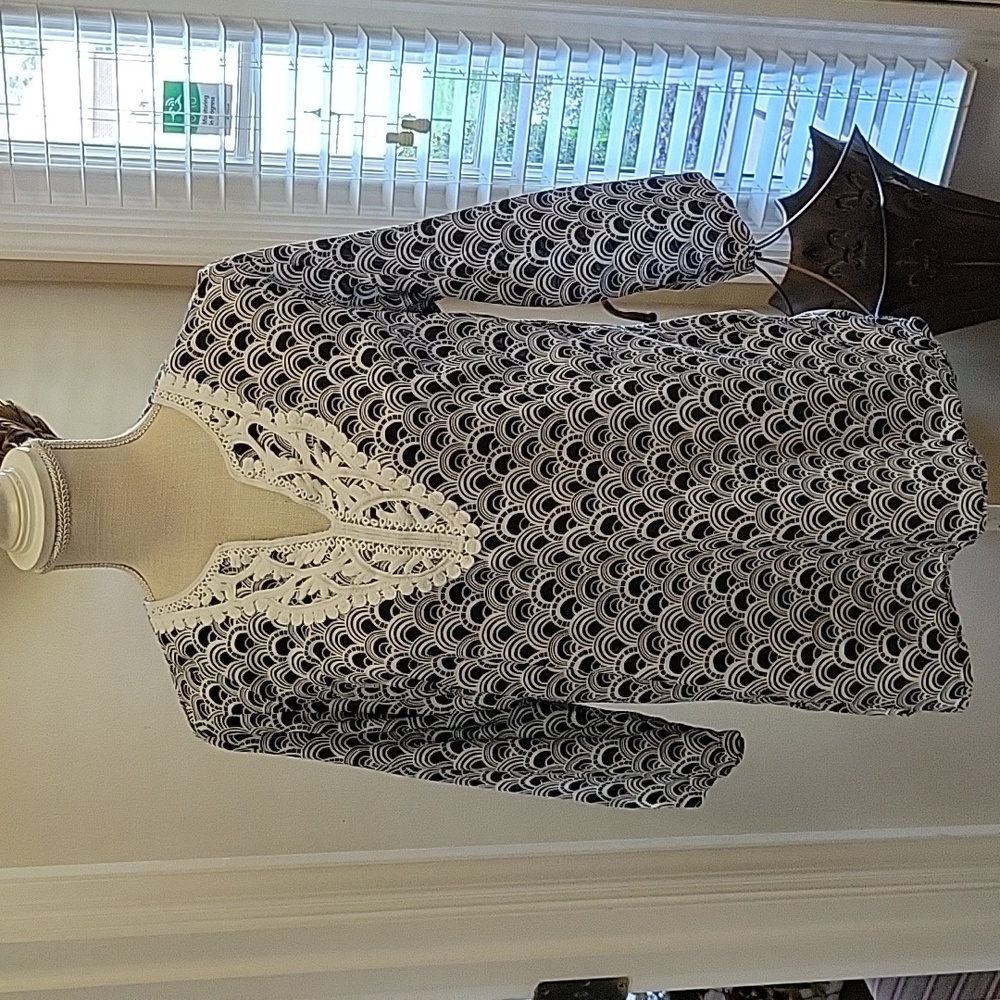Talbots Petites Black White print top white cotton trim front neckline MP EUC